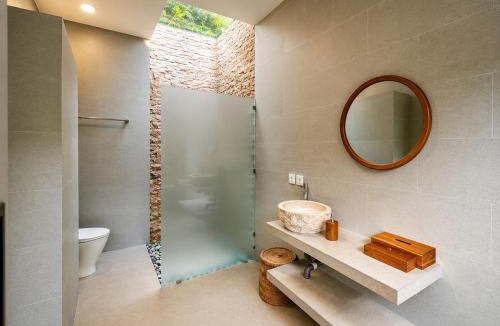 Sambahan House | Daneswara Tropical Stay Bathtub Near Ubud