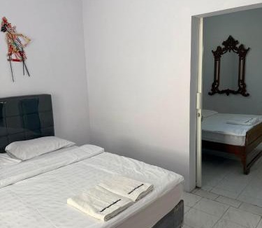 Central Yogyakarta Villa | Ndalem Suryomentaraman