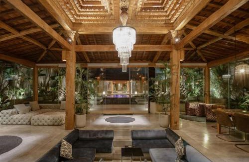 Batu Bolong Villa | Huge Canggu Lux Villa Walk to Beach and Entertainment