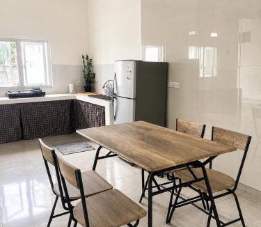 Jimbaran Bay House | Homestay walking distance to beach with share kitchen