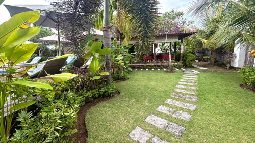 Mushroom Bay Resort | Gedong Nusa Huts