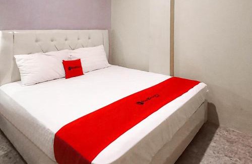 Sidoarjo Hotel | RedDoorz at Deluxe Hotel near Terminal Purabaya Bungurasih