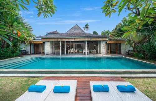 Padonan Villa | Lovely Canggu 4BR Private Pool Villa with Sundeck! 10mins Ride to Beach