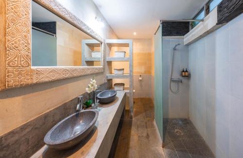 Padonan Villa | Lovely Canggu 4BR Private Pool Villa with Sundeck! 10mins Ride to Beach