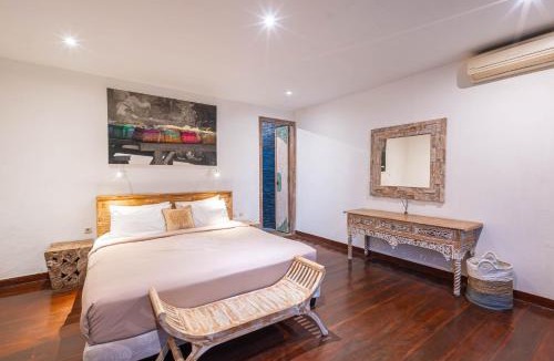 Padonan Villa | Lovely Canggu 4BR Private Pool Villa with Sundeck! 10mins Ride to Beach