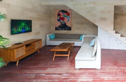 Padonan Villa | Lovely Canggu 4BR Private Pool Villa with Sundeck! 10mins Ride to Beach