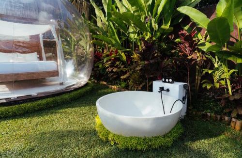 Tampaksiring Hotel | Bubble 7 - Cozy Bubble Retreat White Bath Ubud