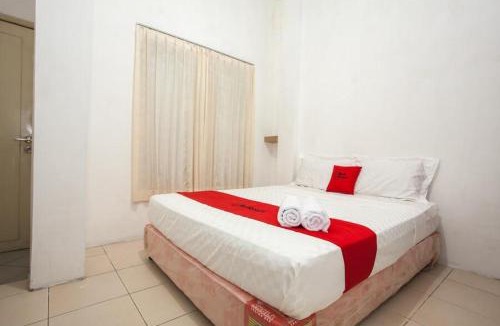 Surabaya House | RedDoorz Syariah near Taman Bungkul