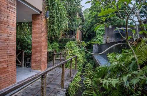 Peliatan Hotel | Merak Village by Prasi