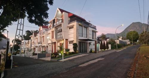 Oro Oro Ombo Villa | Serene Villa in Batu with 3 Bedrooms and a Rooftop