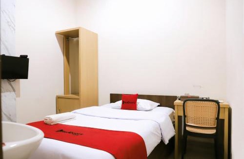 Subang Hotel | RedDoorz Syariah near Exit Toll Subang