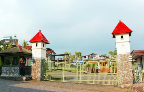 Parongpong Villa | De Villa Istana Bunga Lembang by YourHome