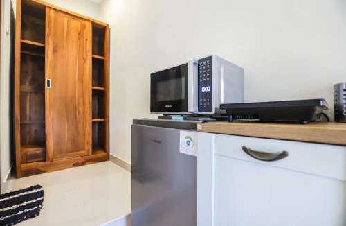Lodtunduh House | Modern Room w/ Desk, Kitchenette & 2 Rest Zones-1