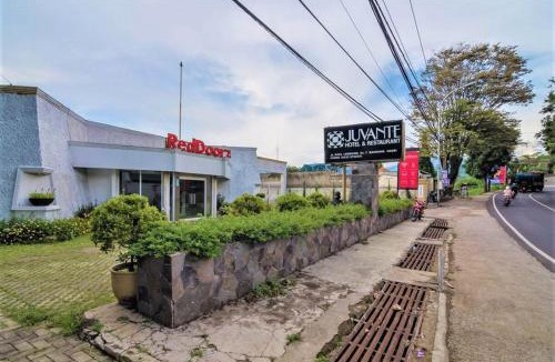 Bandung Hotel | RedDoorz near Farm House 4