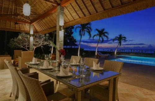 Banjartegehe Villa | Beachfront Private VILLA & POOL