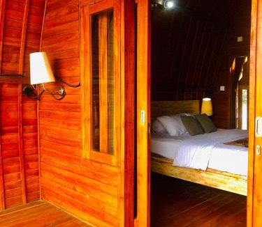 Kedisan Bed & Breakfast | Lake View Cottage and Restaurant