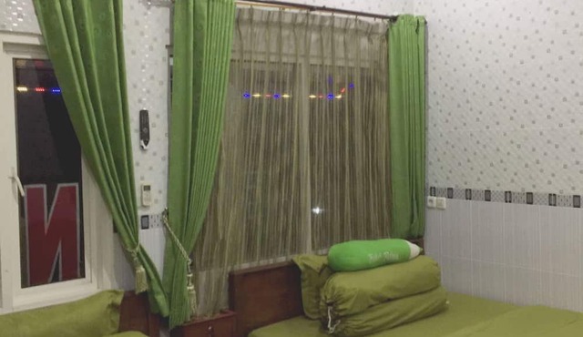 OYO Life 93055 Fathin Hotel in Sangkapura