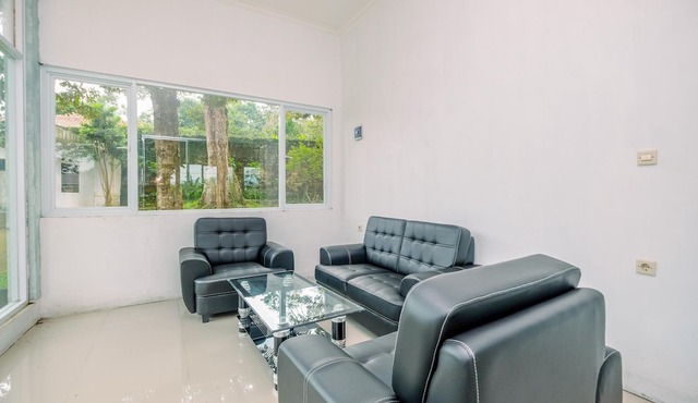 Minimalist Studio Room At Graha Wishnu Guest House in Caringin