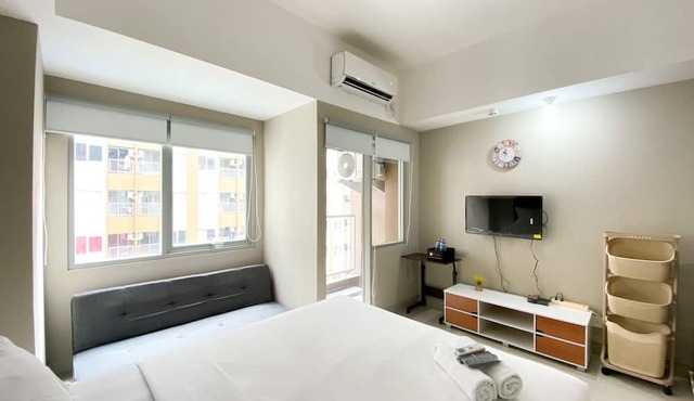 Homey and Cozy Stay Studio LRT City Jatibening Apartment