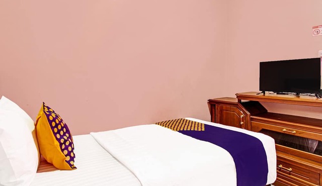 SPOT ON 91932 Guest House Mustika Syariah Near alun alun kota purwokerto in Purwokerto