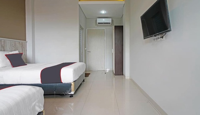 Capital O 1898 Louise Place in Cianjur