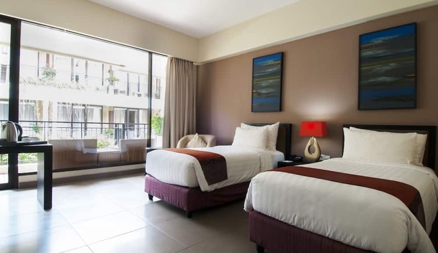 100 Sunset Hotel