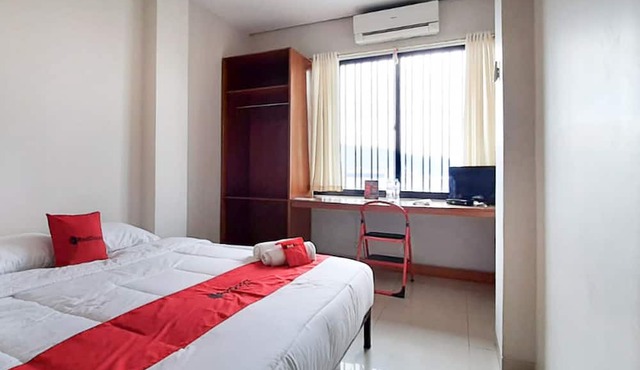 RedDoorz Plus @ Bitung City Center in Bitung
