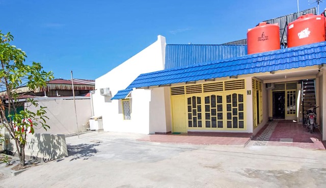 OYO 3252 Lansano Residence in Padang