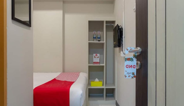OYO 737 Kamar Keluarga Mahkota 8 in Tangerang