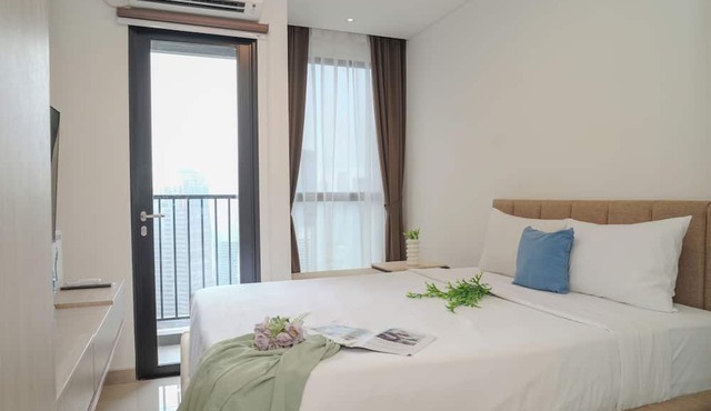 Comfy White Studio At Ciputra World 2 Apartment