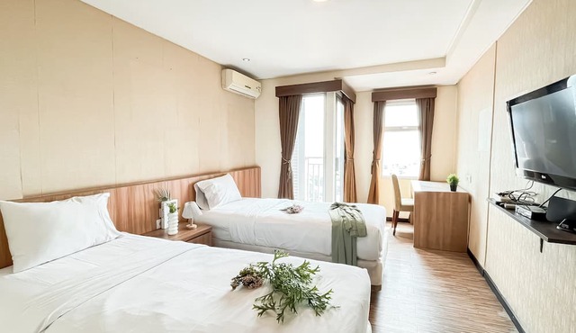 Modern Minimalist Studio (No Kitchen) At Great Western Apartment