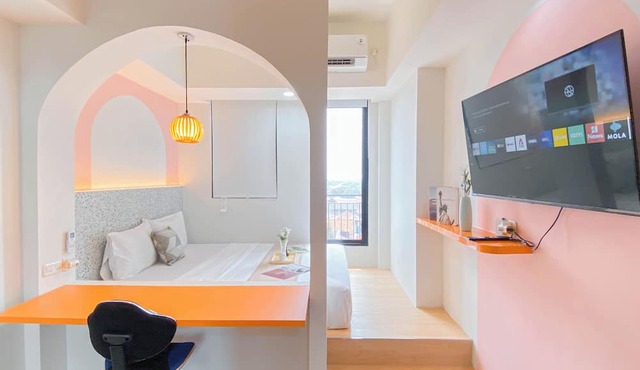 Minimalist Studio Room Apartment At Evenciio Margonda in Depok