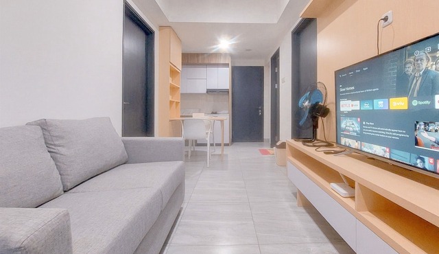 Homey And Good Place 2Br At Collins Boulevard Apartment in Tangerang