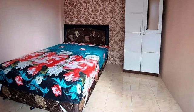 Hotel O Guest House Bu Iin Syariah in Surabaya