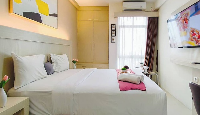 Comfy White Studio For 2 Pax At Bale Hinggil Apartment in Surabaya