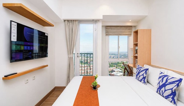 Comfort Minimalist Studio At Apartment Tokyo Riverside Pik 2 in Teluknaga