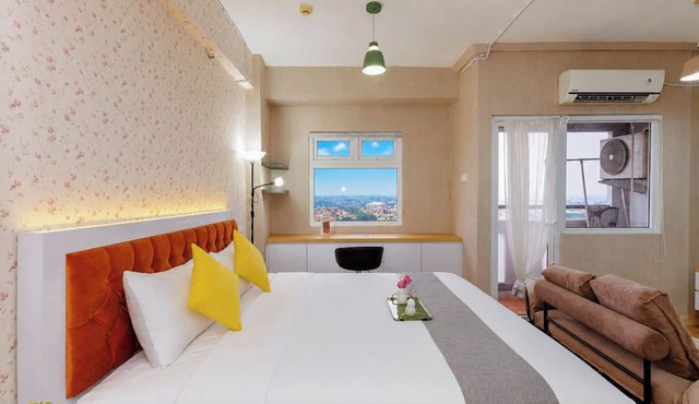 Classic And Restful Studio Room At Apartment Green Pramuka City in Jakarta