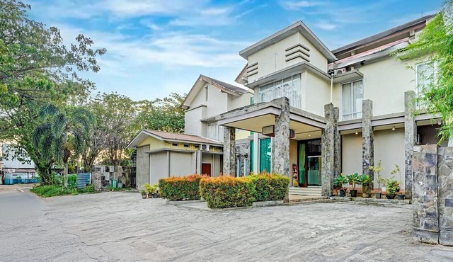 Family Luxury Suite with Free WiFi and Parking in Padang
