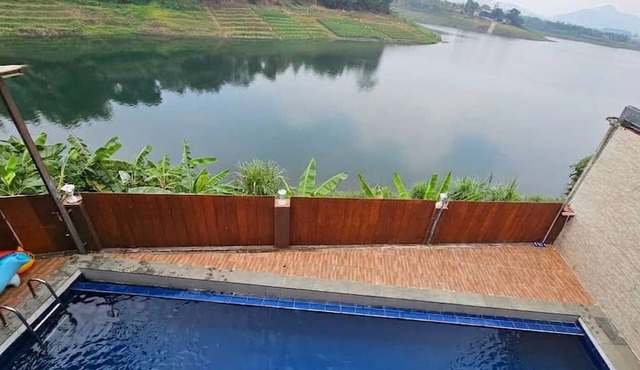 Spacious 6-bedroom townhome in amazing Bandung with AC,swimming pool, BBq etc in Bandung