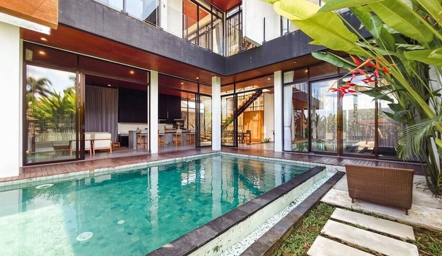 Luxury Spacious Villa Paradise with Pool & Rooftop in Kecamatan Mengwi