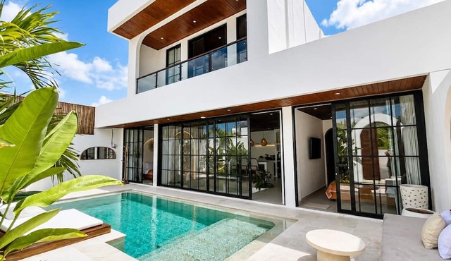 Enclosed Modern 3BR, with Private Pool & Sunken Lounge