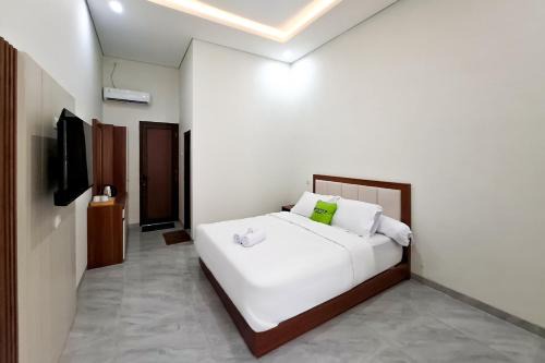 Urbanview Mamio House Syariah near Exit Tol Klodran Solo in Kadipiro