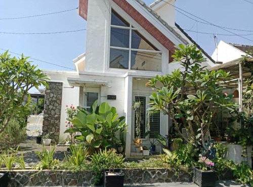 De Iris Garden Homestay in Blimbing