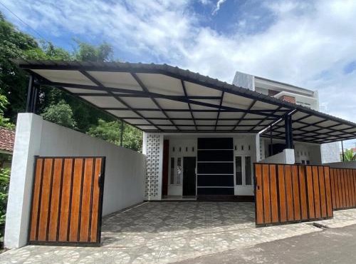 OYO 95348 Kost Baituna Syariah in Malang