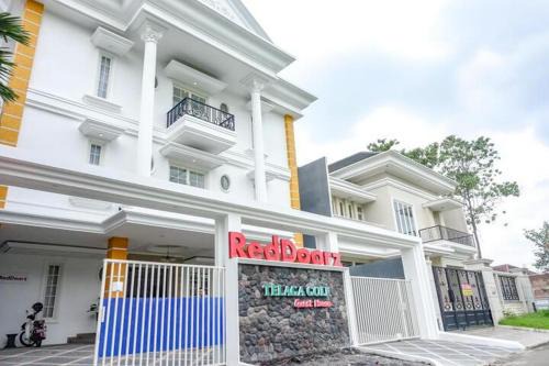 RedDoorz near Araya Family Club House in Malang