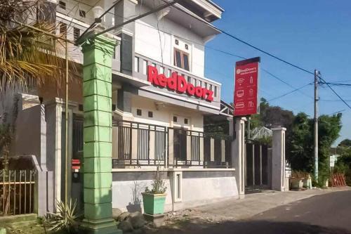 RedDoorz near RSUD Nganjuk in Nganjuk