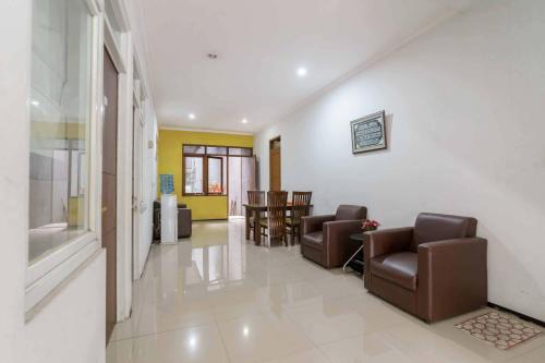 Aimer Guest House Syariah Mitra RedDoorz in Cilegon