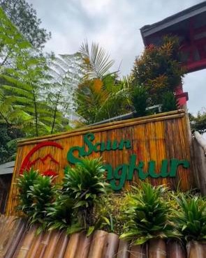 Cozzy Saung Singkur Riverside in Palayangan