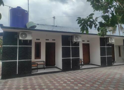 Astiti Ayu Kost Bagirati 2 in Cakranegara
