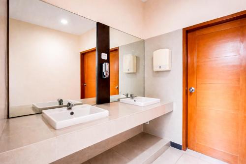 RedDoorz Plus near The Great Asia Africa Lembang in Bandung